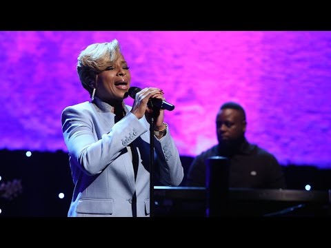 Mary J. Blige Performs &#039;Right Now&#039;