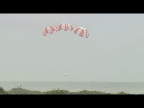 SpaceX conducts Dragon abort test