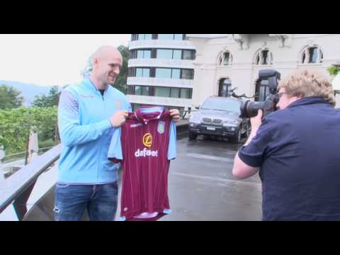 Philippe Senderos signs for Aston Villa