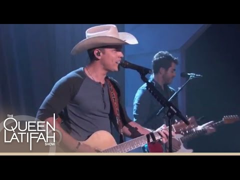 Dustin Lynch Performs!