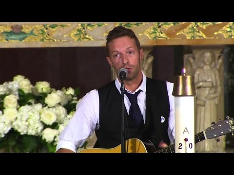 Coldplay&#039;s Chris Martin plays at Beau Biden funeral