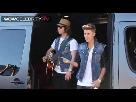 Justin Bieber surprise street performance for fans leaving &#039;Tonight show with Jay Leno&#039;