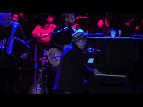 Tom Waits - Waltzing Matilda (Live at the Bridge School Benefit 2013)