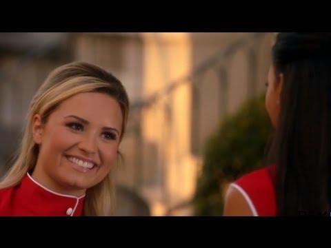 Glee 5X02 Promo - Demi Lovato Kisses Naya Rivera!