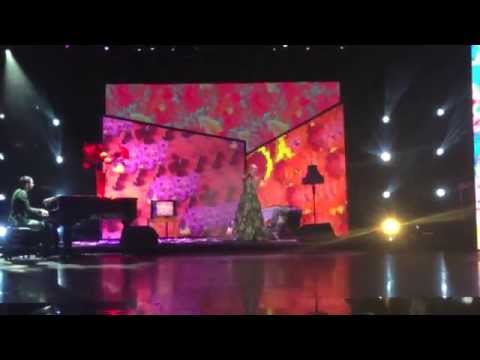 Miley Cyrus - Wrecking Ball (World Music Awards 2014) FULL PERFORMANCE