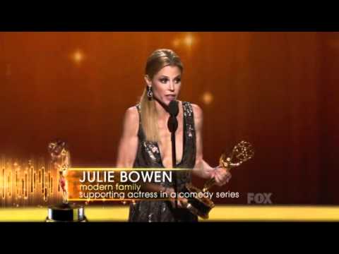 Julie Bowen wins an Emmy for Modern Family at the 2011 Primetime Emmy Awards!