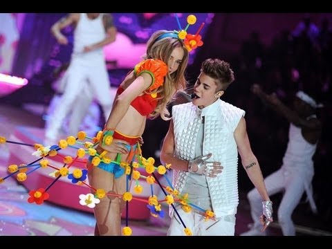 Victoria Secret 2012: Justin Bieber - Beauty and a Beat/ As long as you love me LIVE/HD