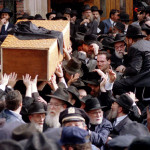 Followers of Lubavitch Chassidic Court leader Menachem Mendel Schneerson carry the coffin containing their deceased leader from the world Lubavitch headquarters in the Brooklyn section of New York for burial June 12 - RTXFDF1